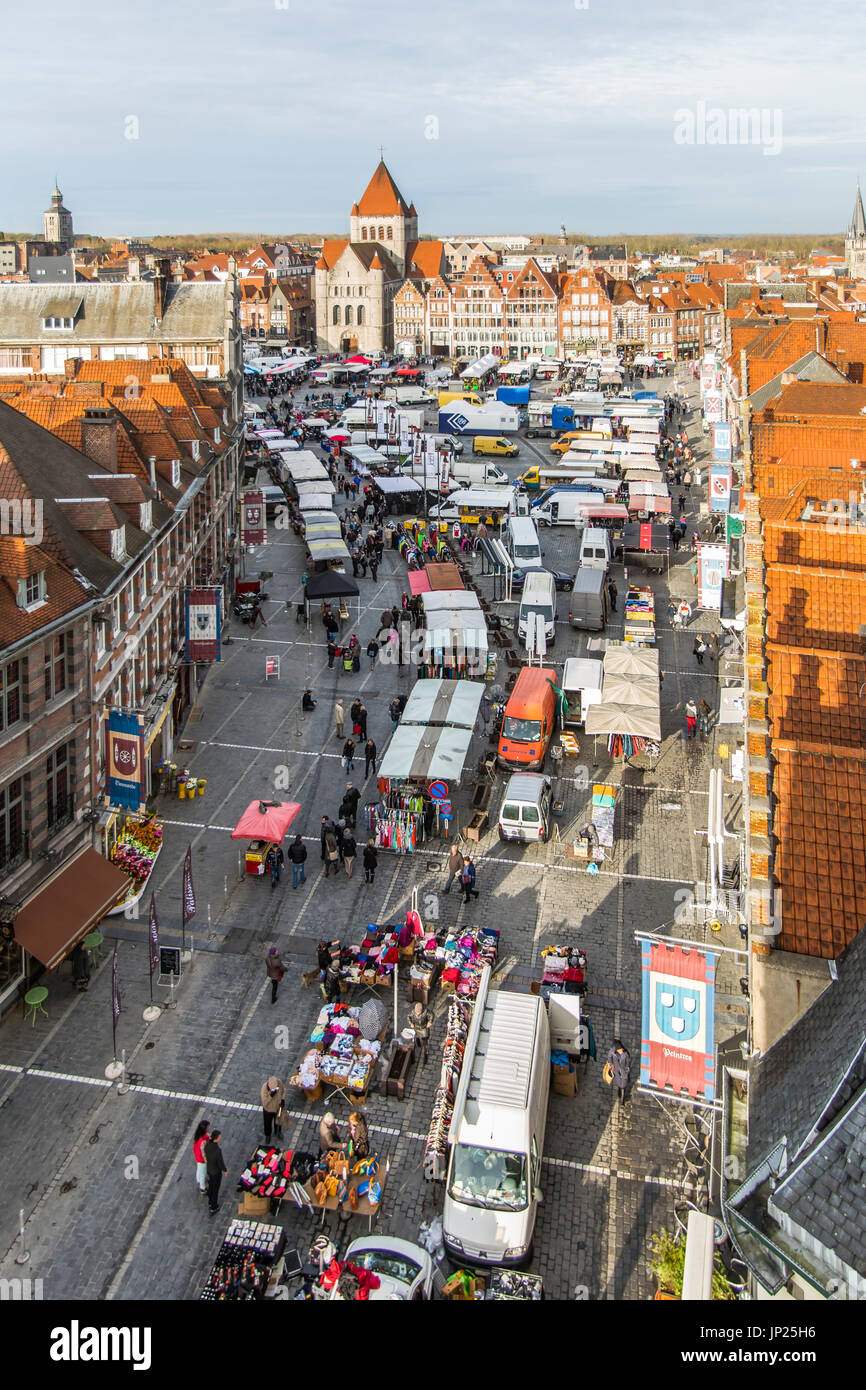 Tournai, Fiandre, Belgio - 18 Gennaio 2014: la skyline e la piazza principale di Tournai, in Belgio, il giorno di mercato con le bancarelle del mercato, visto dalla parte superiore della torre campanaria. Foto Stock
