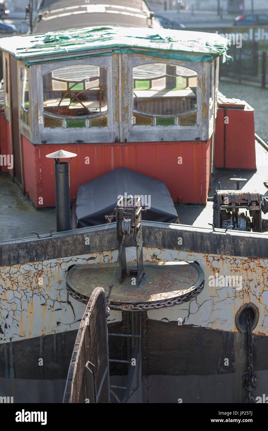 Anversa, Belgio - 9 Marzo 2014: timoneria dello storico fiume in barca nelle ex Antwerp Maritime Museum. Foto Stock