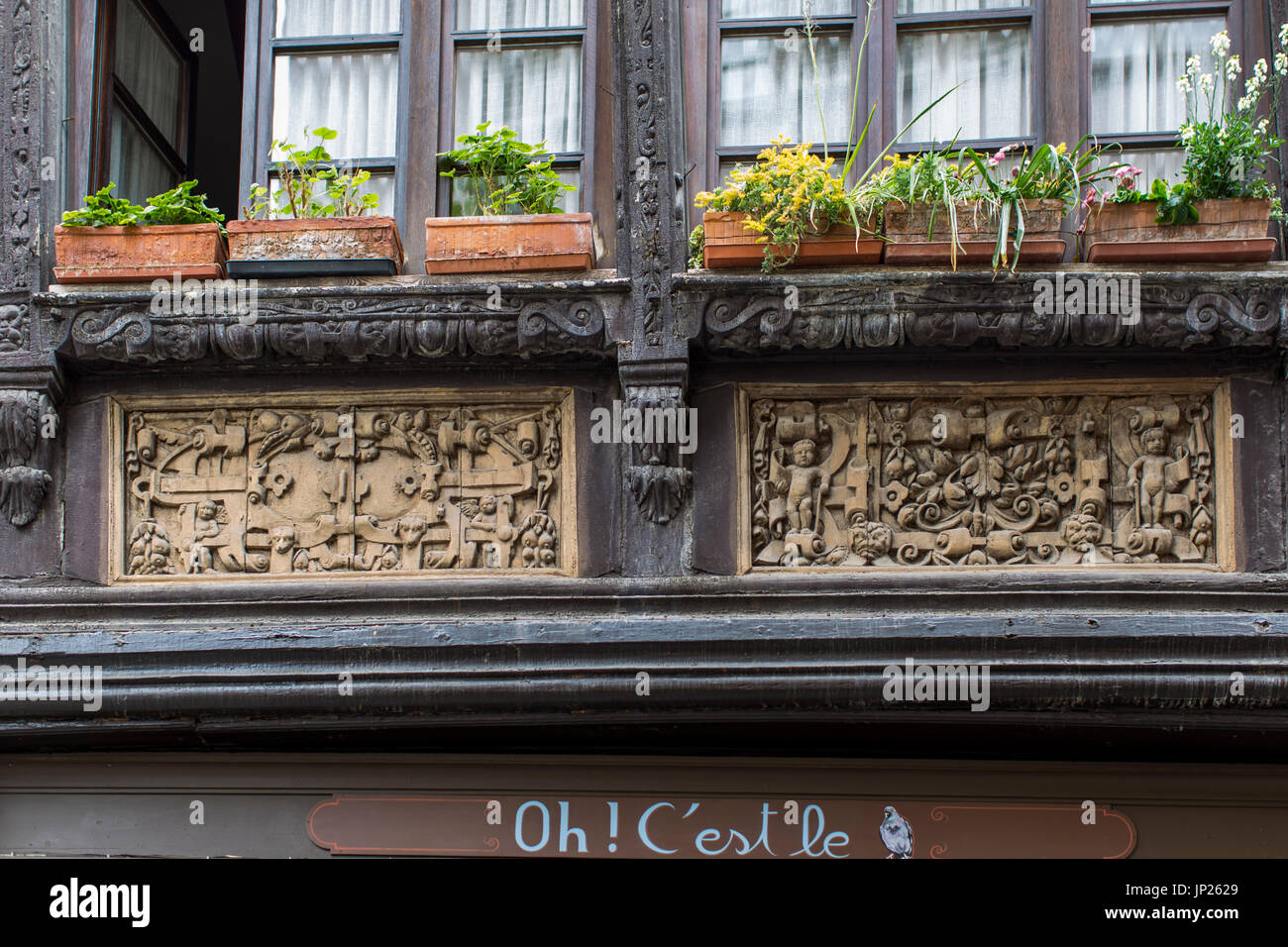 Strasburgo, Alsazia, Francia - 3 Maggio 2014: sculture in legno e argilla scatole di finestra su un graticcio edificio nel centro di Strasburgo, Francia. Foto Stock
