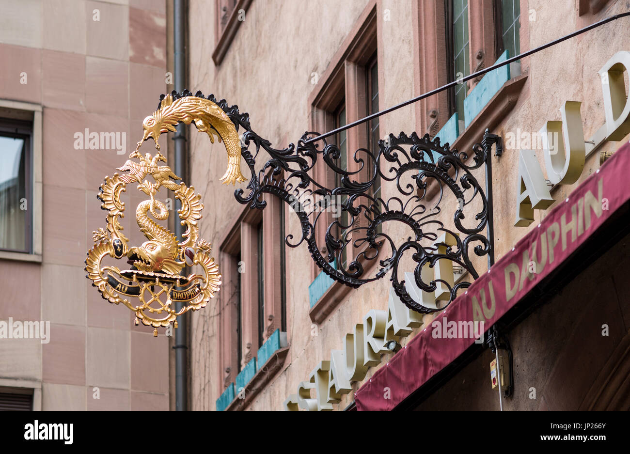 Strasburgo, Alsazia, Francia - 3 Maggio 2014: ornati in segno per l'Au Dauphin ristorante a Strasburgo, Francia Foto Stock