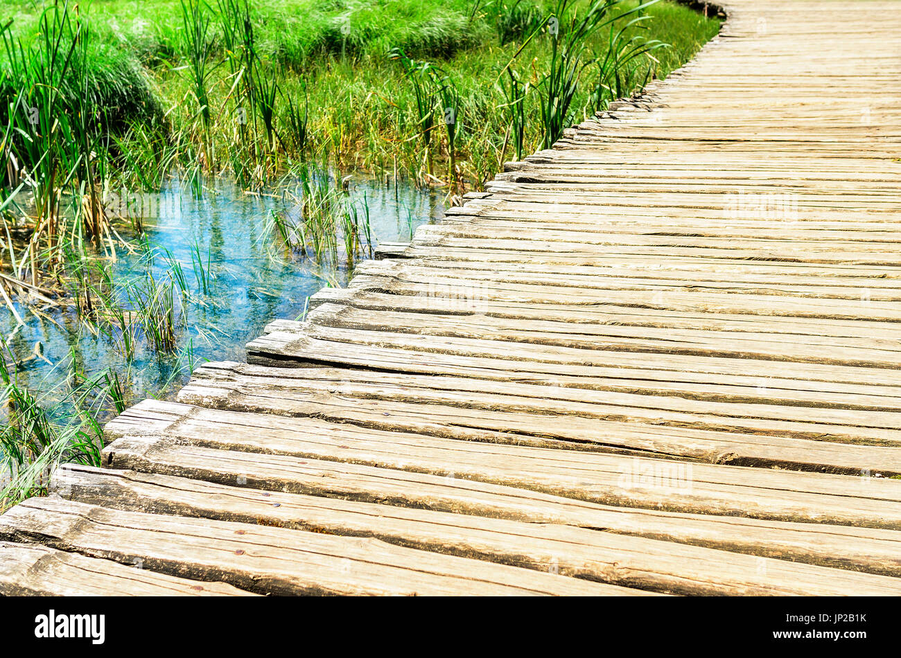 Ponte di legno sopra l'acqua. Foto Stock