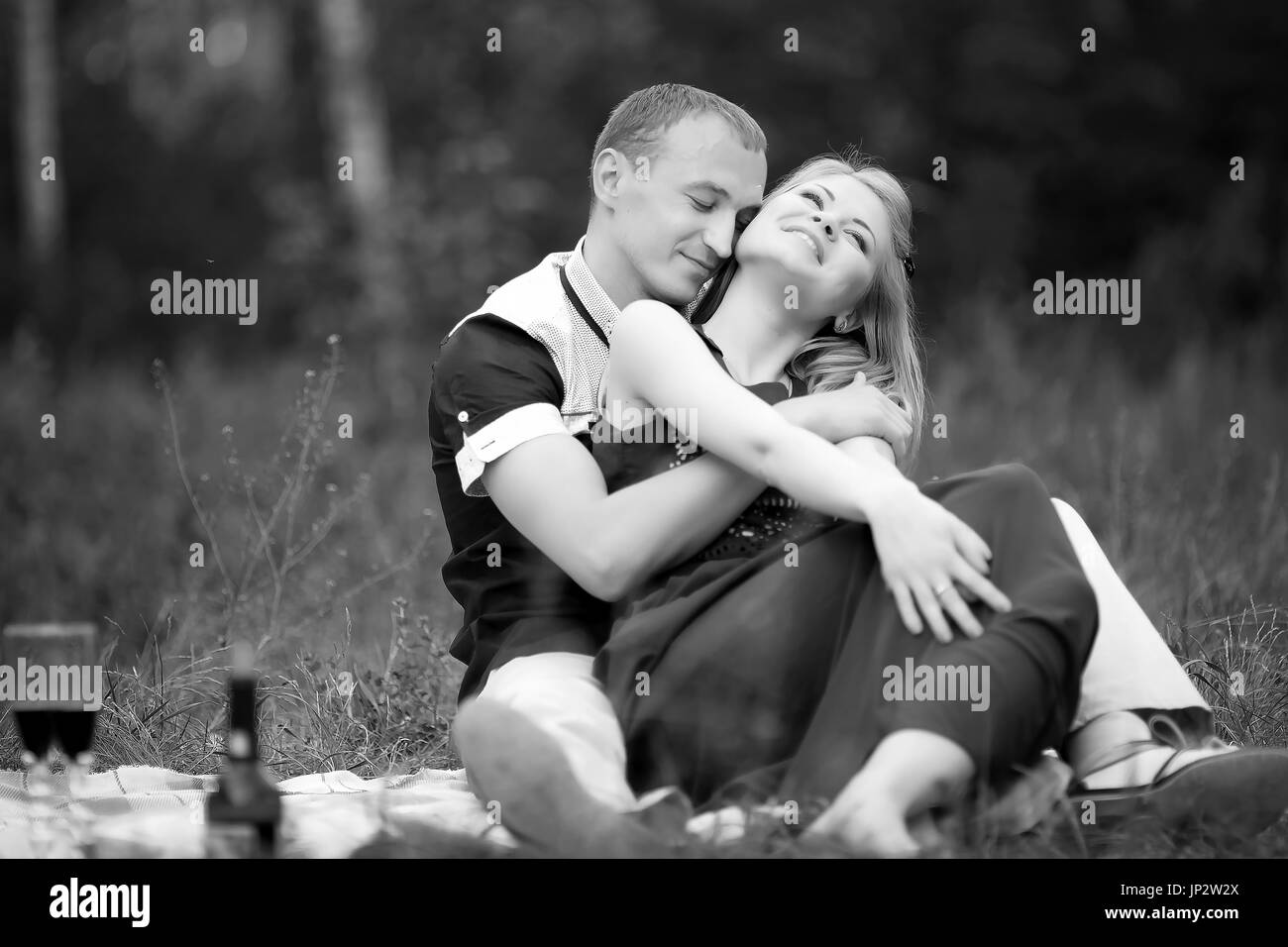 Gli adolescenti seduto sull'erba Foto Stock