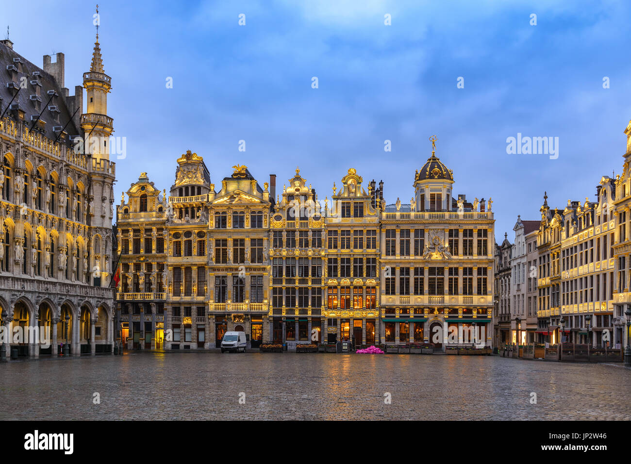 Bruxelles notte dello skyline della città al Grand Place, Brussels, Belgio Foto Stock