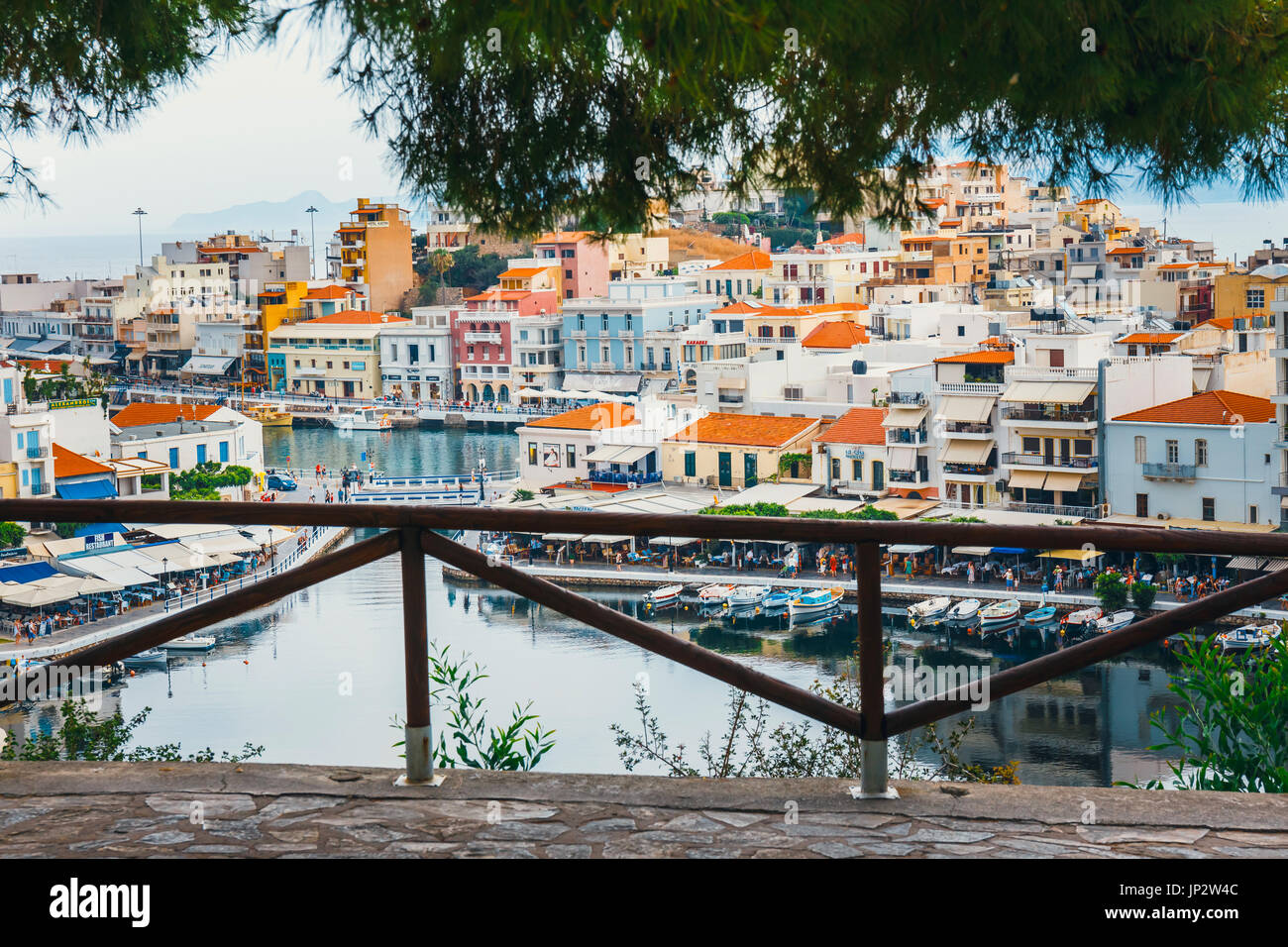 Agios Nikolaos, Creta, Grecia - Giugno 07, 2017: Agios Nikolaos città a sera d'estate. Agios Nikolaos è uno dei più città turistiche su Creta isla Foto Stock