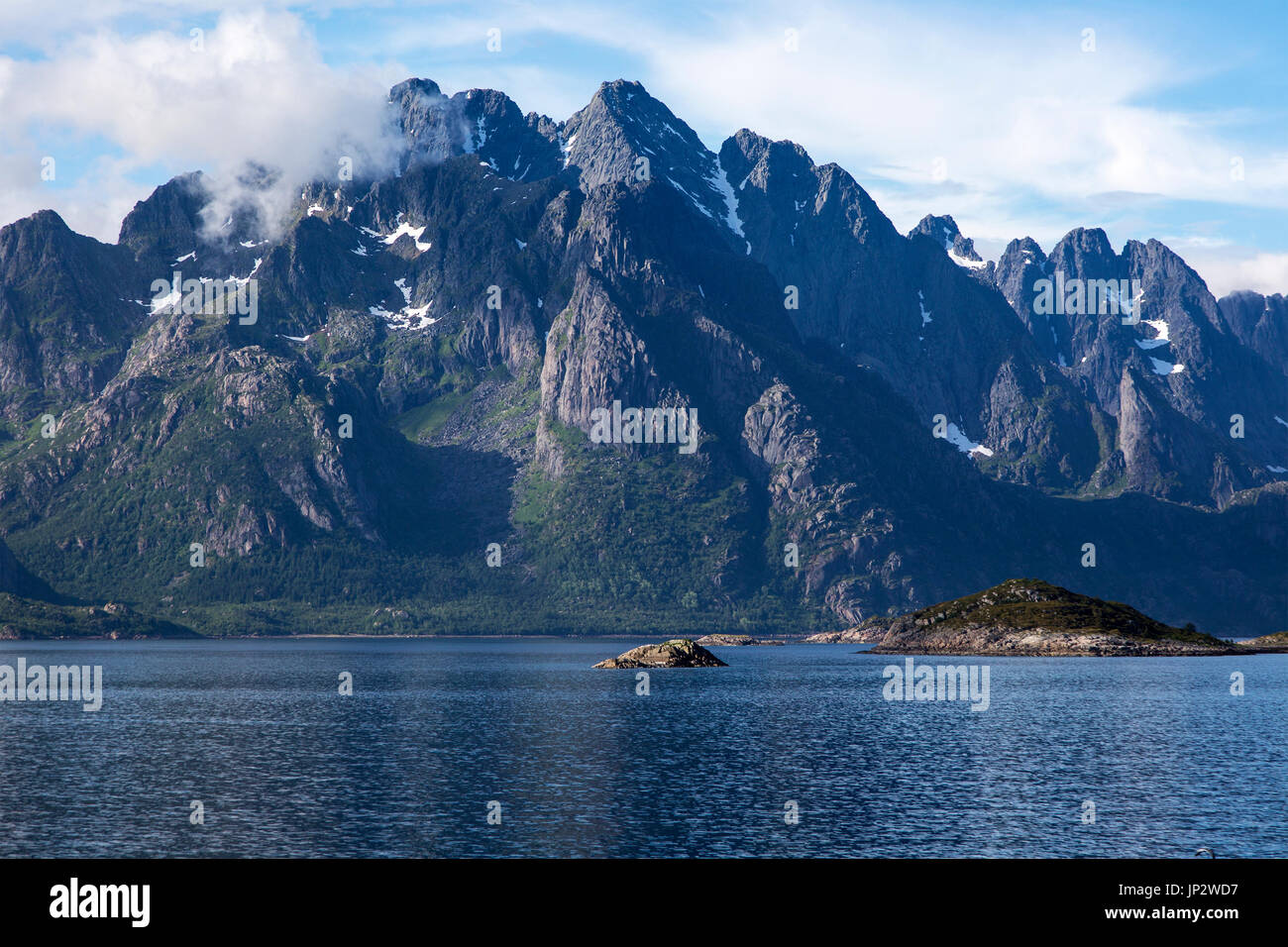 Frastagliate cime di montagna stretto di Raftsundet, Isole Lofted, Nordland, nel nord della Norvegia Foto Stock