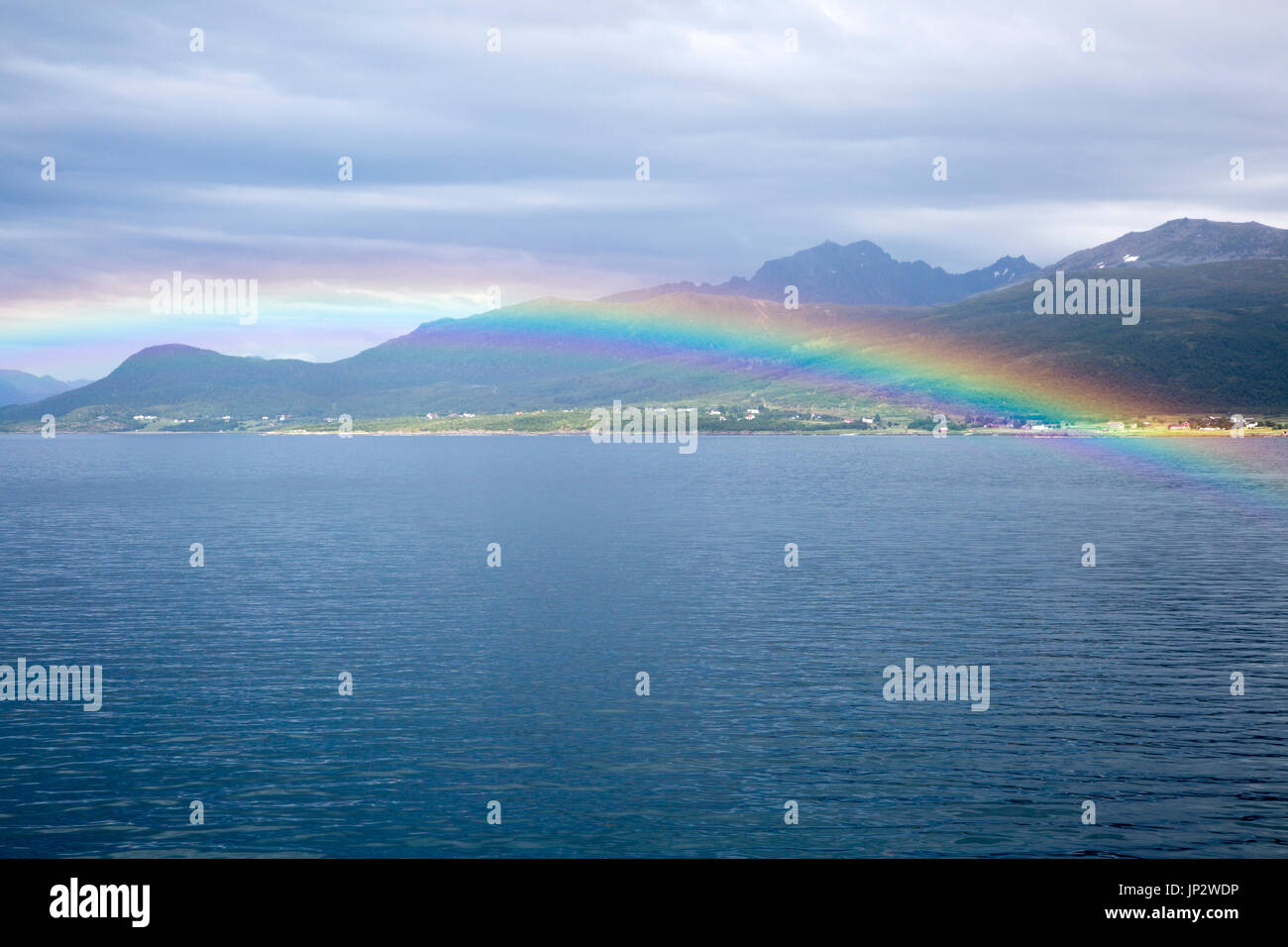 Rainbow su mare vicino a Stokmarknes, Hadsel comune, isola Hadseloya, Nordland, regione Vesteralen, nel nord della Norvegia Foto Stock