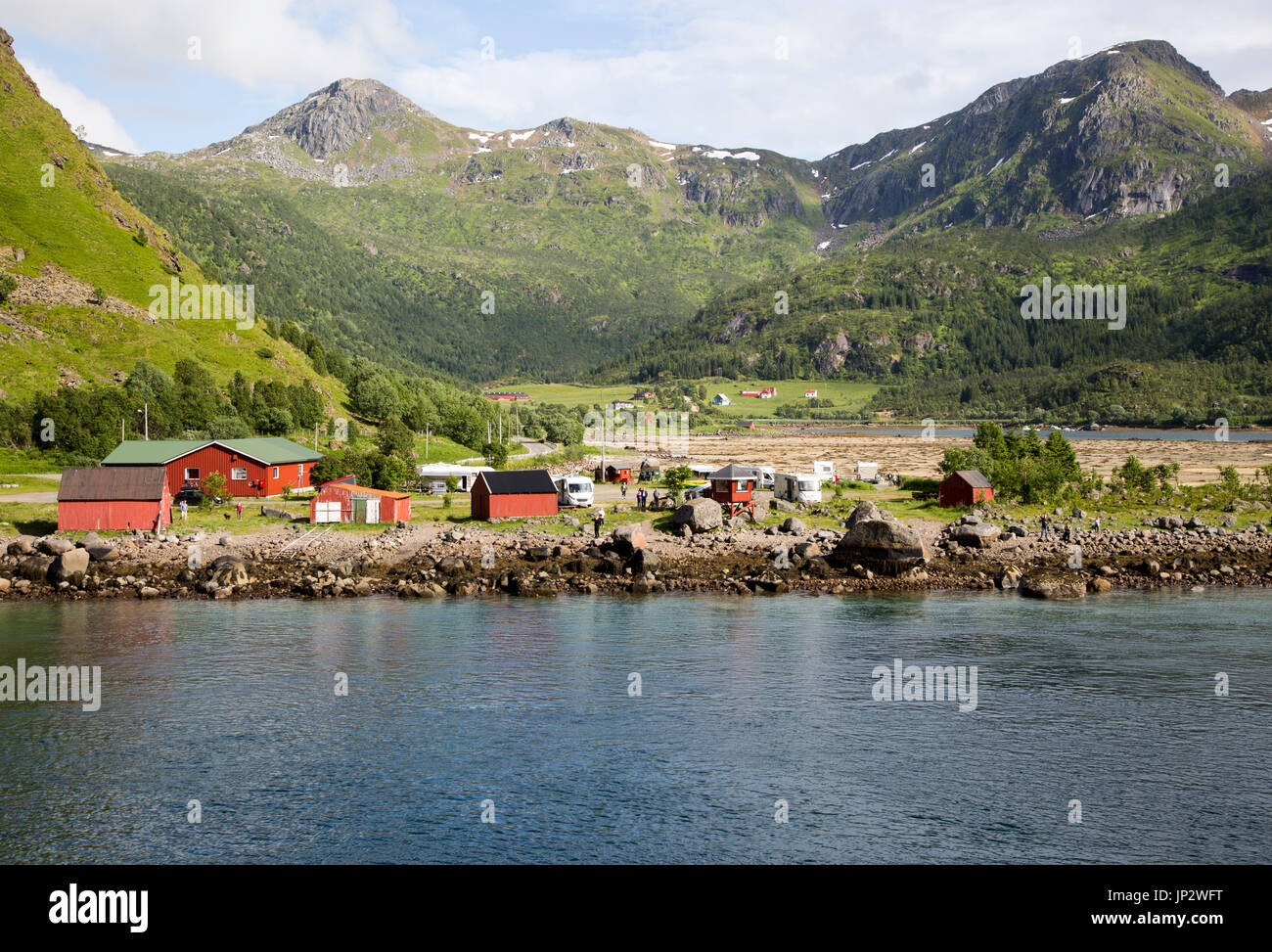Scenario e le montagne campeggio Raftsundet stretto di Hinnoya Isola, Nordland, Norwaya settentrionale Foto Stock