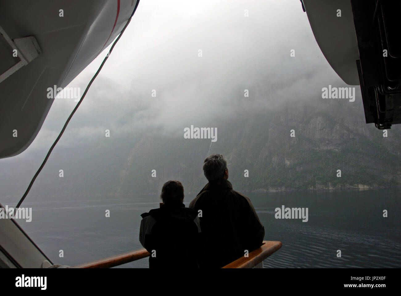 Giovane cerca-nebbia vista nascosti, Lysefjord, Norvegia Foto Stock