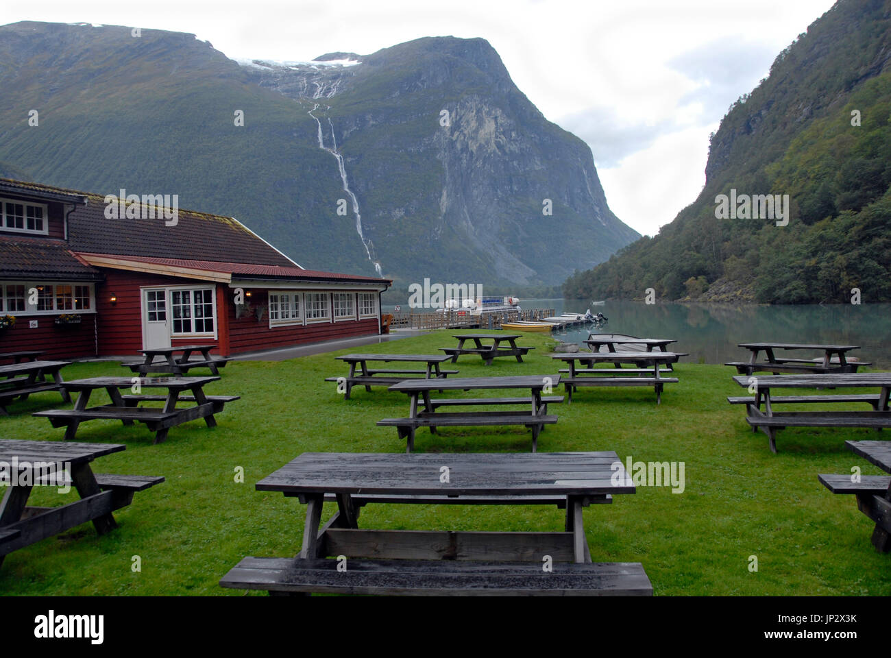 Vuoto area picnic a causa di un clima umido, Lovatnet Lago, Norvegia Foto Stock