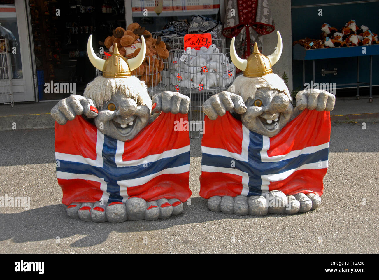Due troll al di fuori del negozio di souvenir, Olden, Norvegia Foto Stock