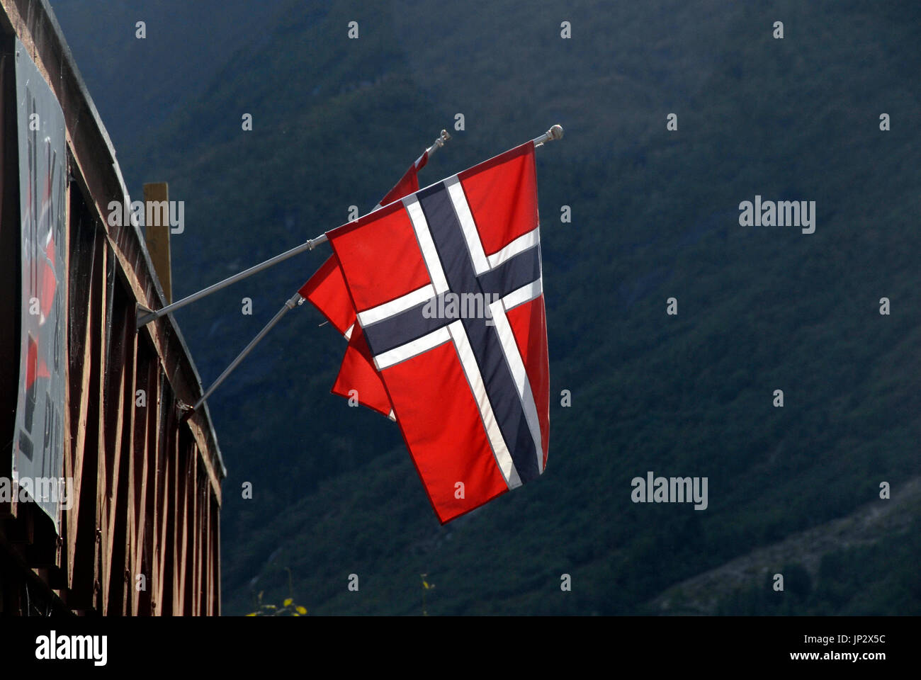 Norwegian bandiera nazionale sul display esterno edificio commerciale, Olden Foto Stock