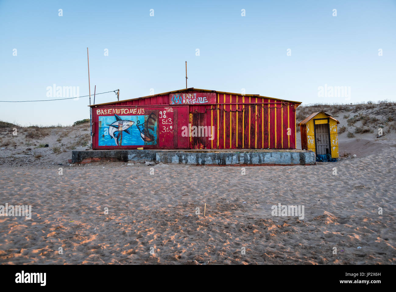 Chiuso casa di ferro, spiaggia di Tunisi Foto Stock