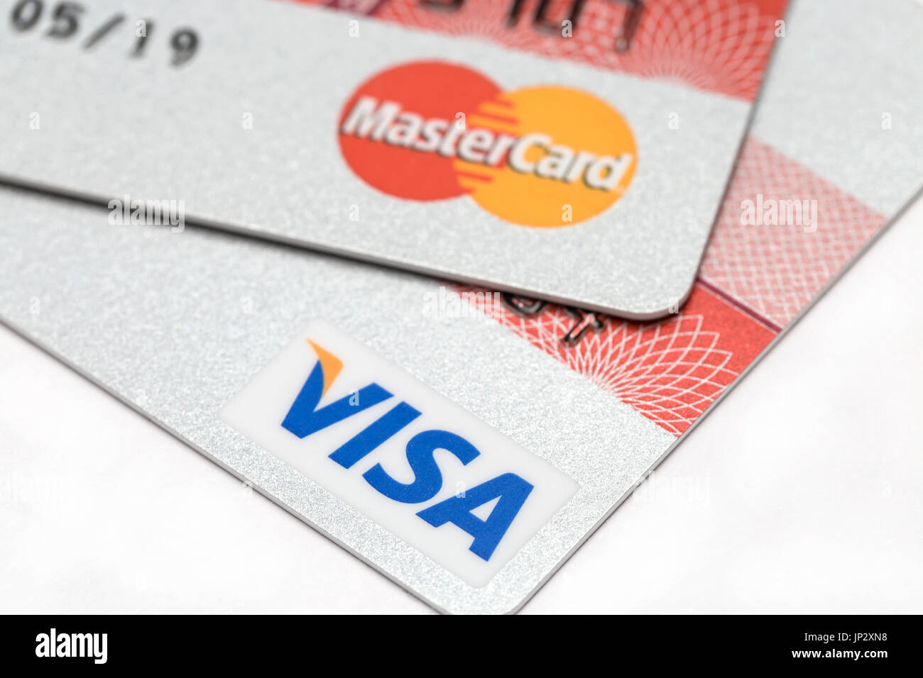Visa e Mastercard logo su carte di credito. Foto Stock