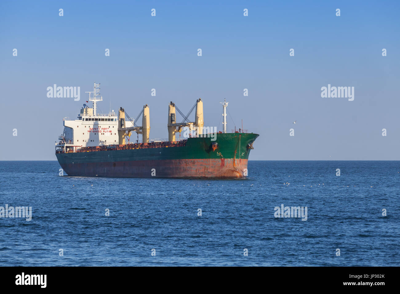 Green portarinfuse con rosso linea di galleggiamento. Svuotare nave cargo vele sul Mar Nero Foto Stock