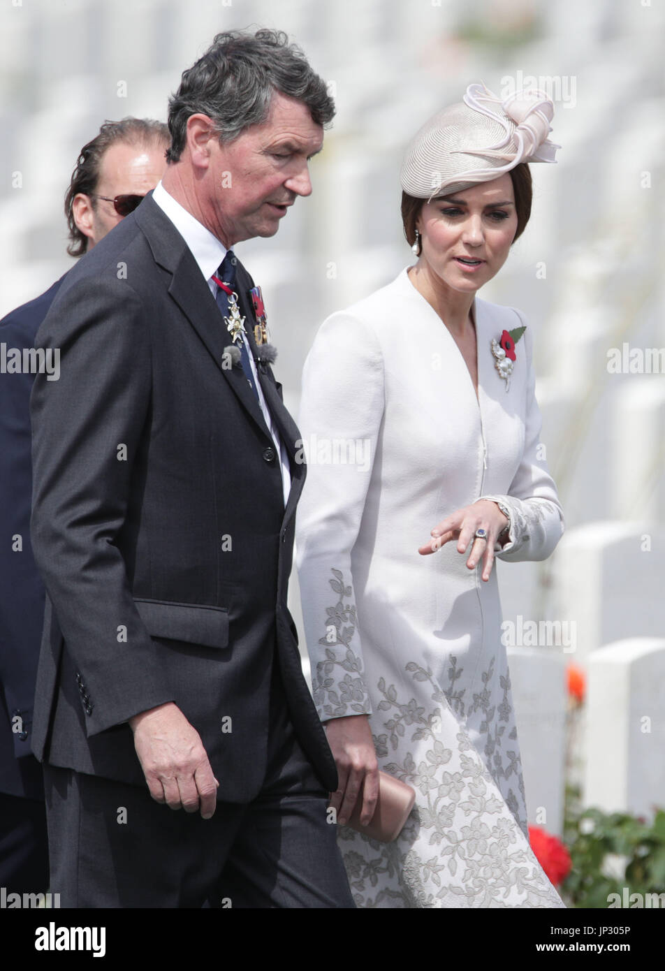 Vice Ammiraglio Sir Timothy Laurence e la Duchessa di Cambridge a Tyne Cot Commonwealth War Graves cimitero di Ypres, Belgio, per una cerimonia di commemorazione per il centenario di Passchendaele. Foto Stock