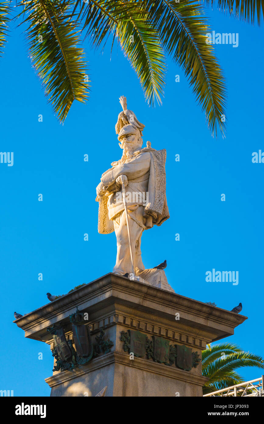 Sassari Sardegna piazza, statua del Re Vittorio Emanuele II ubicato sulla sommità di una colonna al centro della piazza d'Italia a Sassari, Sardegna. Foto Stock