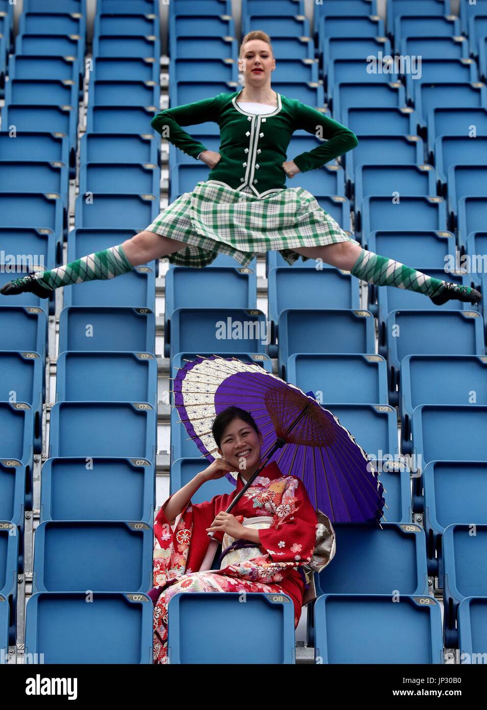 Highland Ballerina Caroline Drummond dal tatuaggio di Danza di Società con Michiko Matsunaga dal Giappone del suolo Self Defence Force fascia centrale che svolgono nel sorge sul Castello di Edimburgo esplanade dopo la Royal Edinburgh Tattoo militare programma era stato rivelato da Brigadiere Generale David Allfrey, chief executive e produttore del tatuaggio. Foto Stock