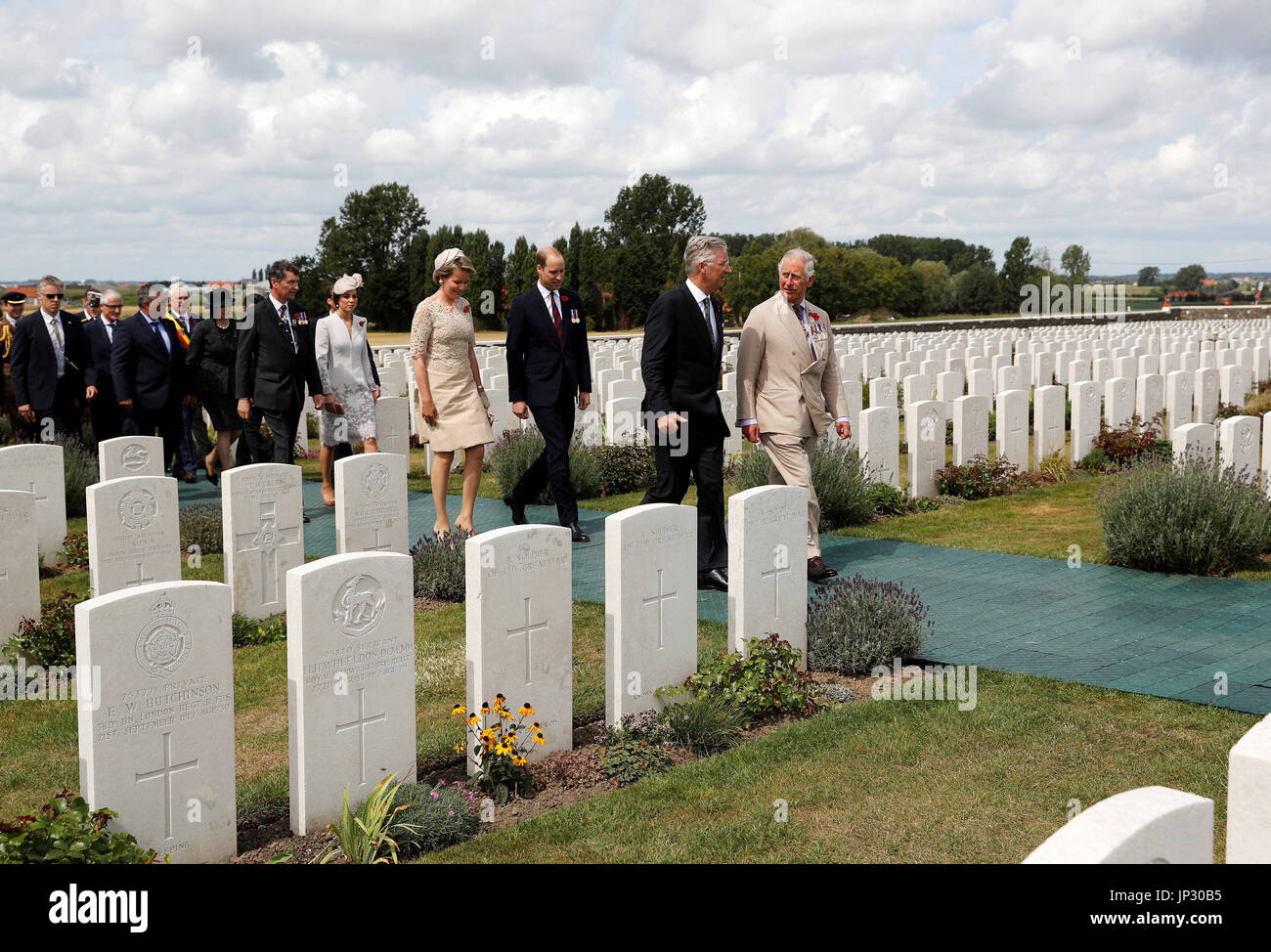 Belgio del re Philippe e Regina Mathilde, il Principe di Galles e il Duca e la Duchessa di Cambridge arrivano al Tyne Cot Commonwealth War Graves cimitero di Ypres, in Belgio, per le commemorazioni per il centenario di Passchendaele. Foto Stock