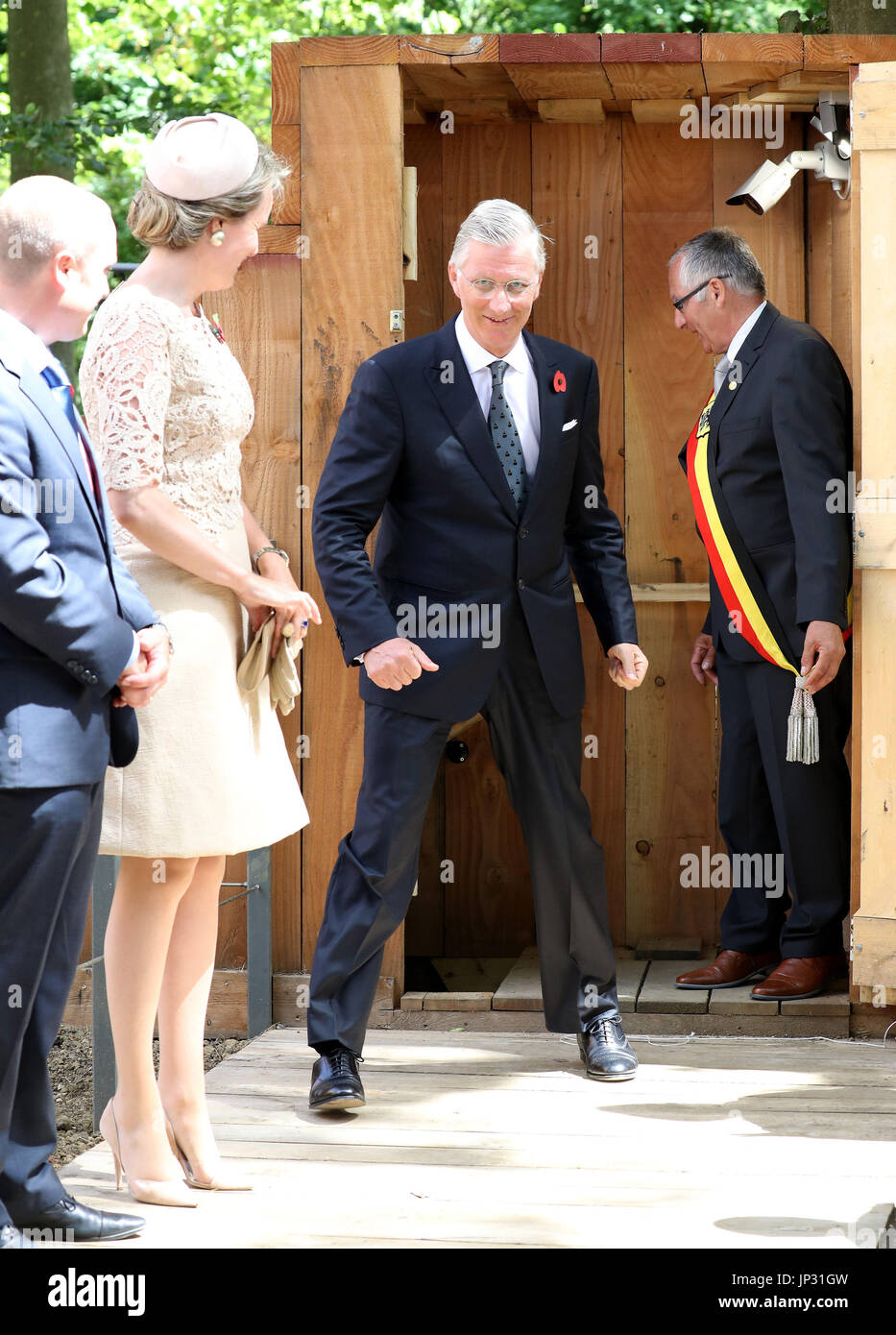 Philippe re del Belgio all'apertura ufficiale della chiesa Zonnebeke piroga, una conservata prima guerra mondiale piroga costruito da truppe alleate al di sotto di una chiesa in Zonnebeke, Belgio, in occasione del centenario della Passchendaele. Foto Stock