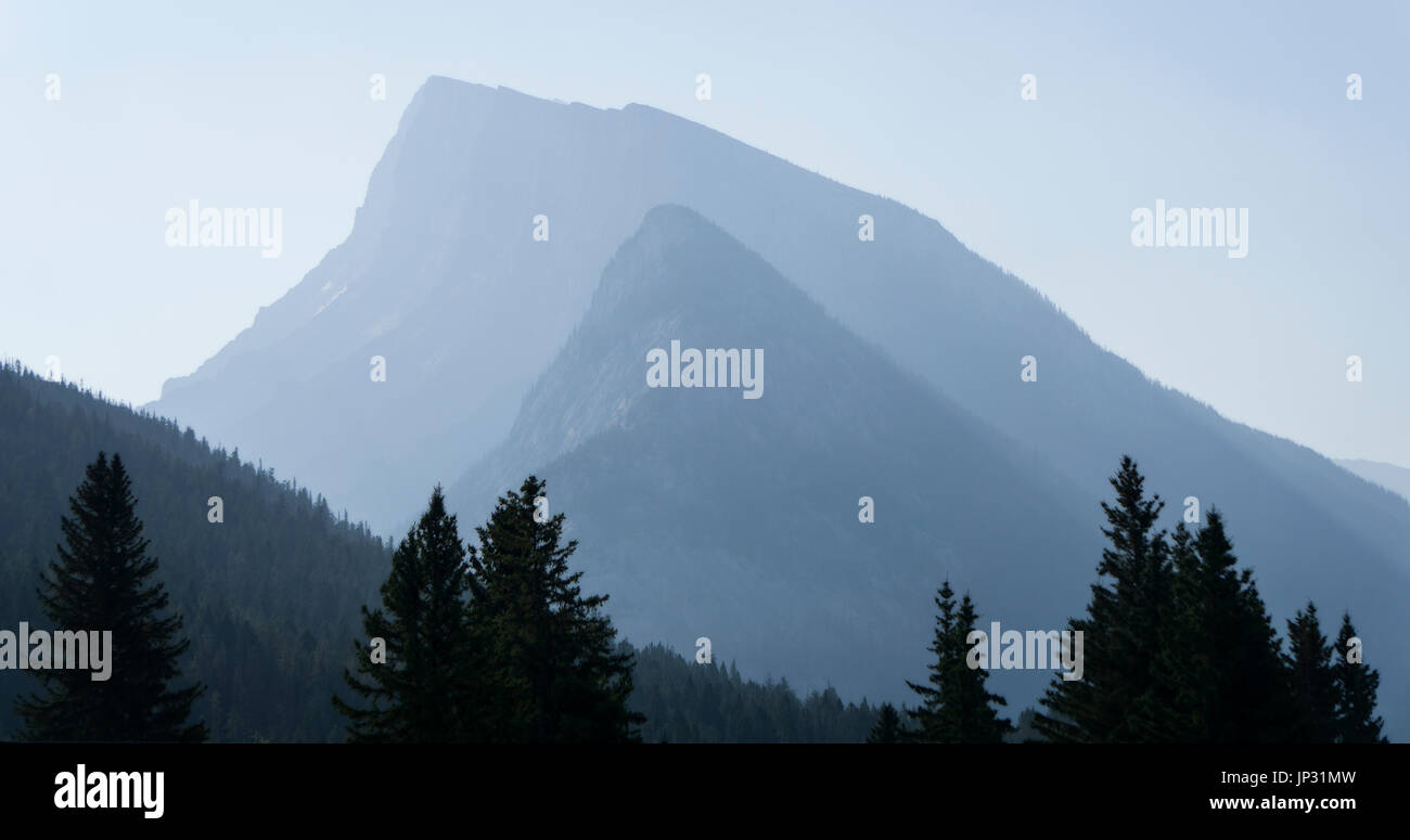 Haze Mount Rundle il Parco Nazionale di Banff AB Foto Stock