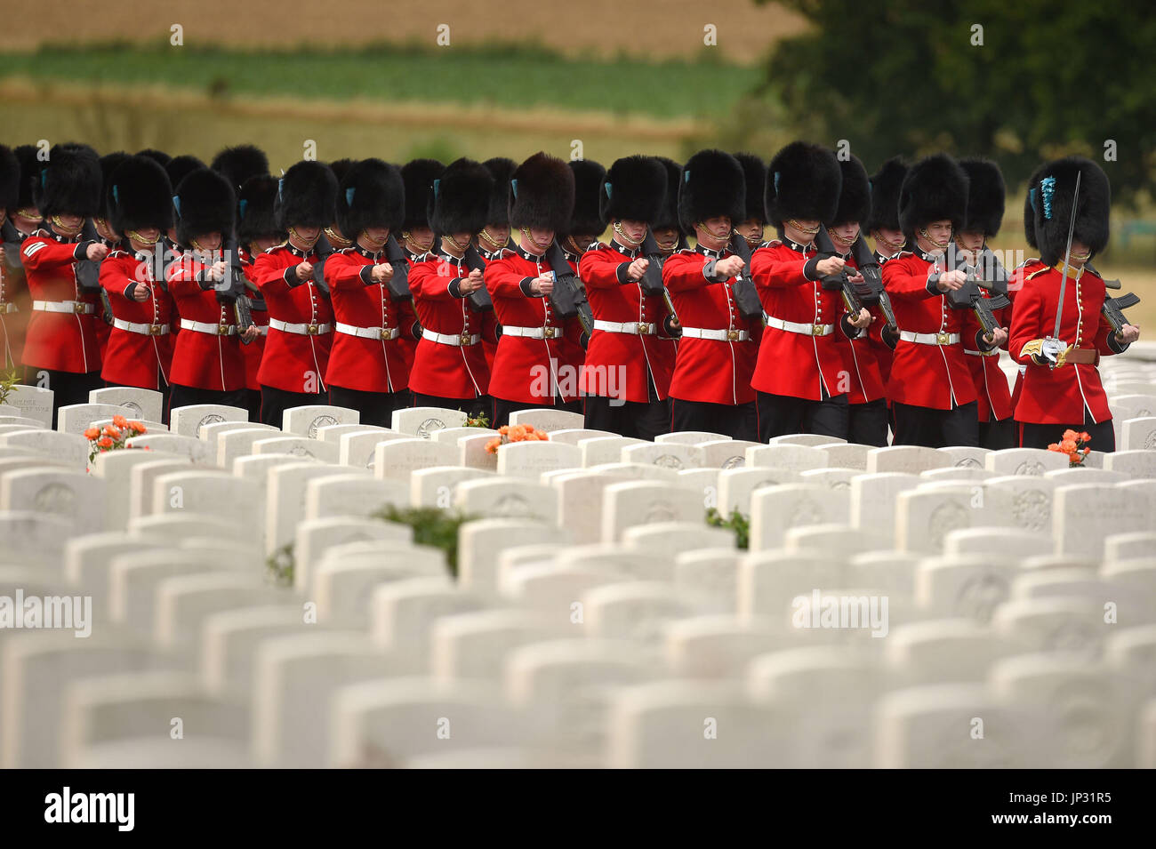 Soldati a Tyne Cot Commonwealth War Graves cimitero di Ypres, Belgio, precedendo di celebrazioni per il centenario di Passchendaele. Foto Stock
