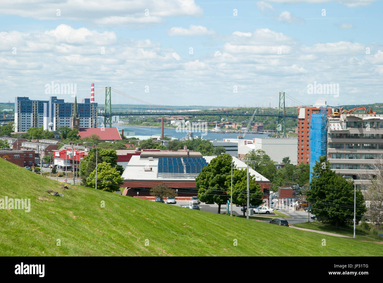 La vista dalla collina di Halifax downtown area con Angus L.Macdonald ponte in uno sfondo (Nova Scotia, Canada). Foto Stock