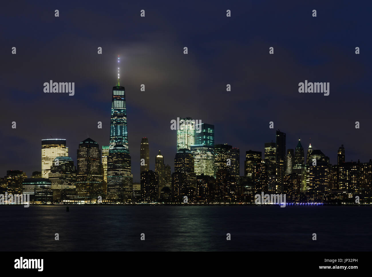 One World Trade Center e la parte inferiore di Manhattan di notte dal New Jersey, STATI UNITI D'AMERICA Foto Stock