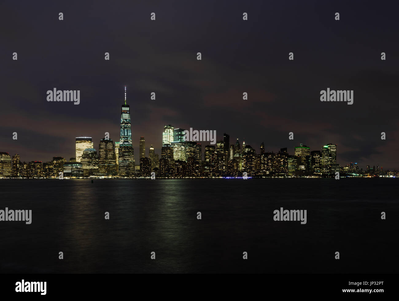 One World Trade Center e la parte inferiore di Manhattan di notte dal New Jersey, STATI UNITI D'AMERICA Foto Stock