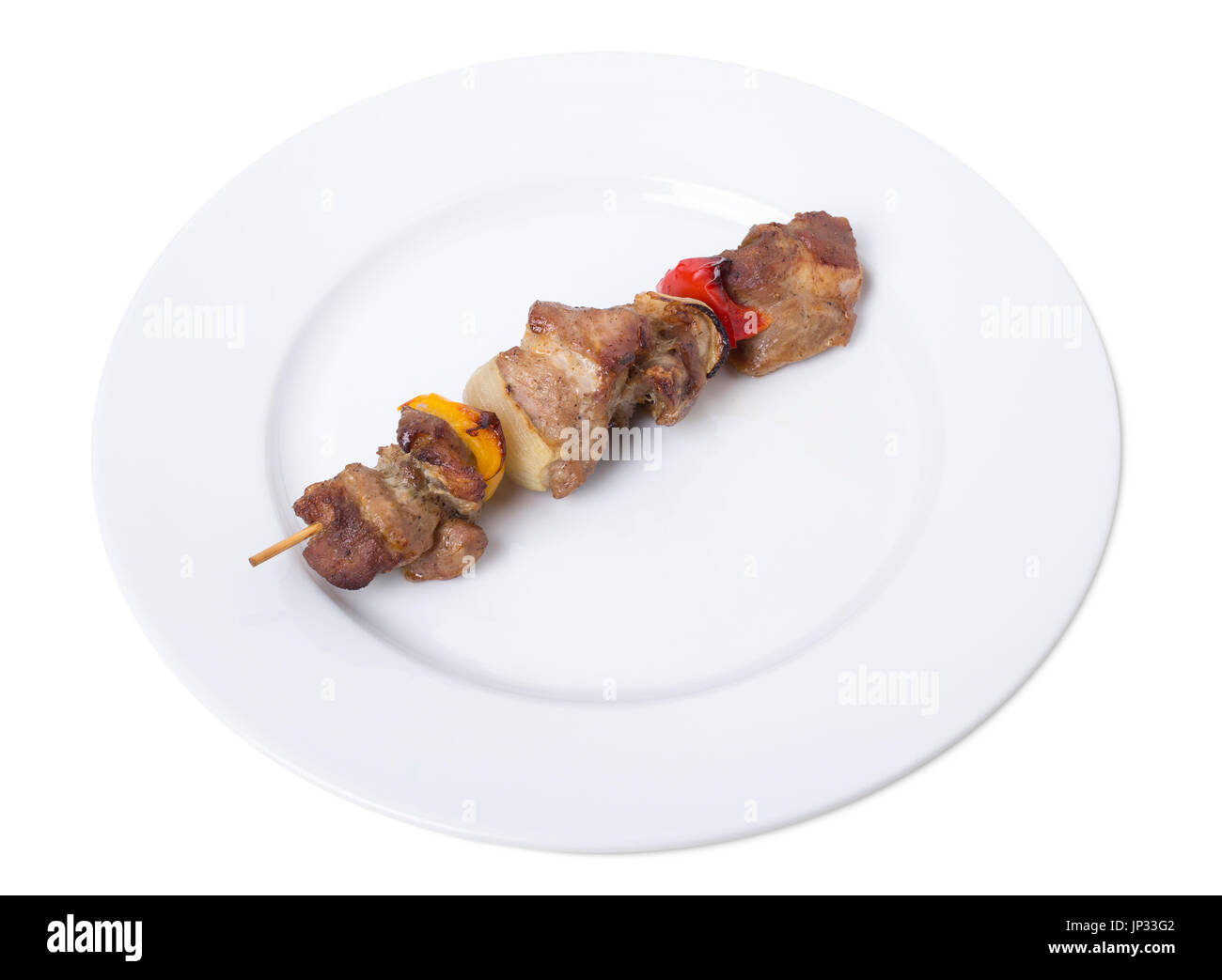 Shish kebab con verdure. Isolato su uno sfondo bianco. Foto Stock