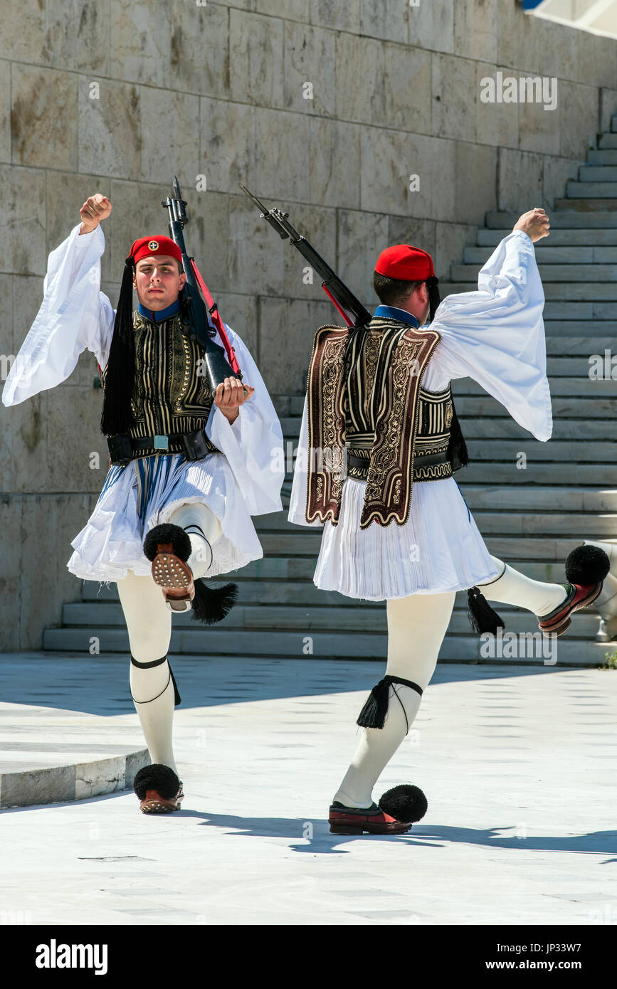 Cambio della guardia di fronte al parlamento greco edificio, Atene, Attica, Grecia Foto Stock