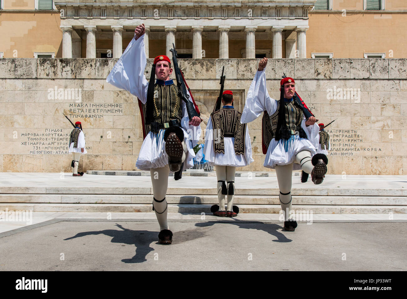 Cambio della guardia di fronte al parlamento greco edificio, Atene, Attica, Grecia Foto Stock