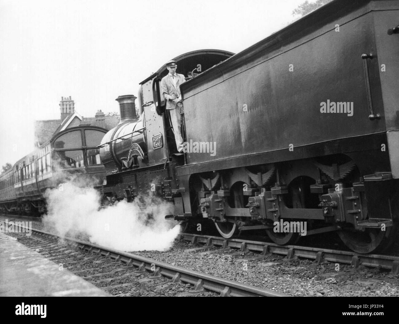 Earl classe 4-4-0 locomotiva a vapore, Conte di Berkeley, trasporta un treno sul patrimonio Bluebell linea ferroviaria in Sussex, Inghilterra circa 1972. Foto Stock