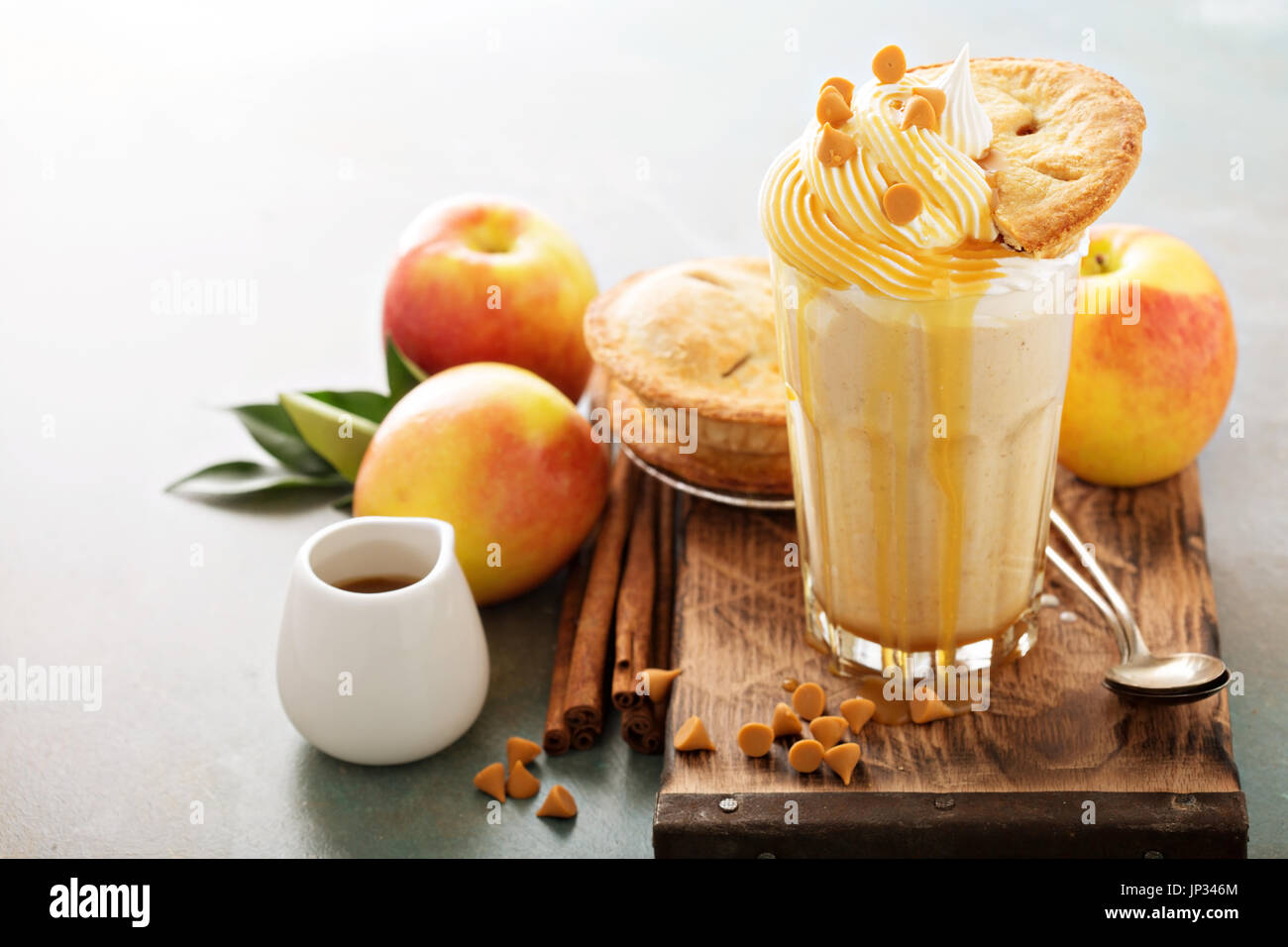 La torta di mele frullato con lo sciroppo di caramello e un pezzo di torta Foto Stock