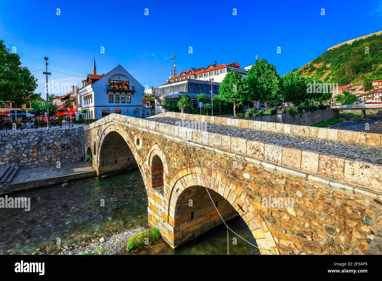 Europa - Kosovo - Prizren - città storica situata sulle rive di Prizren Bistrica river & sulle pendici dei monti Šar - vecchio ponte di pietra - Ura e gurit - С Foto Stock