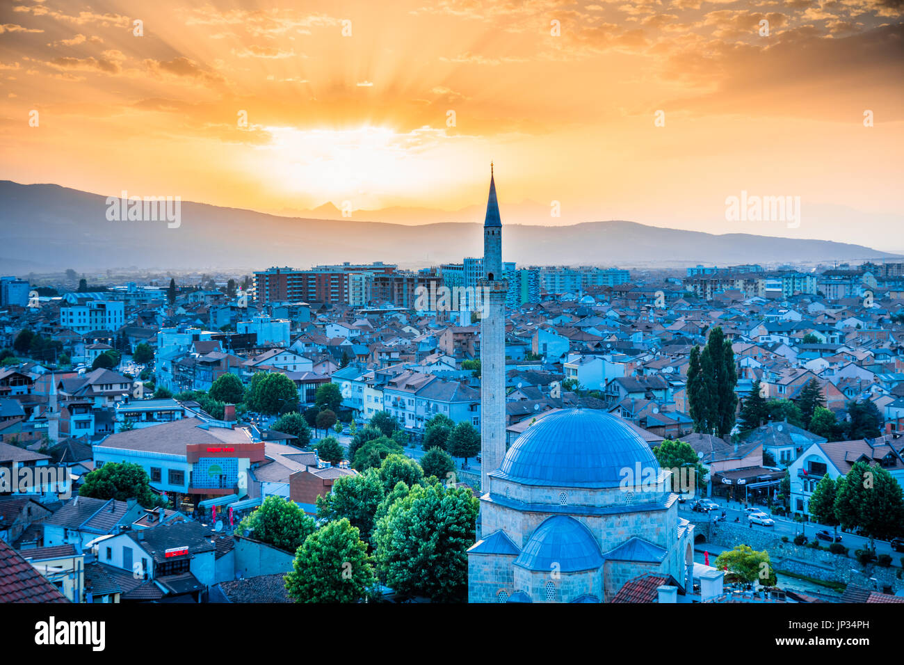 L'Europa, Kosovo, Prizren, città storica sulle banche di Prizren Bistrica River, Old Town panorama con Sinan Pasha moschea ottomana, iconico punto di riferimento, tramonto Foto Stock