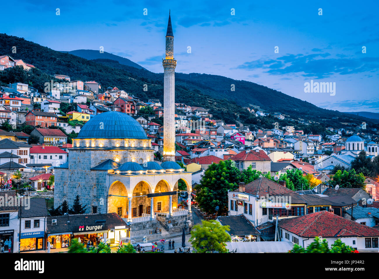 L'Europa, Kosovo, Prizren, città storica sulle banche di Prizren Bistrica River, Old Town panorama con Sinan Pasha moschea ottomana, iconico comune punto di riferimento Foto Stock