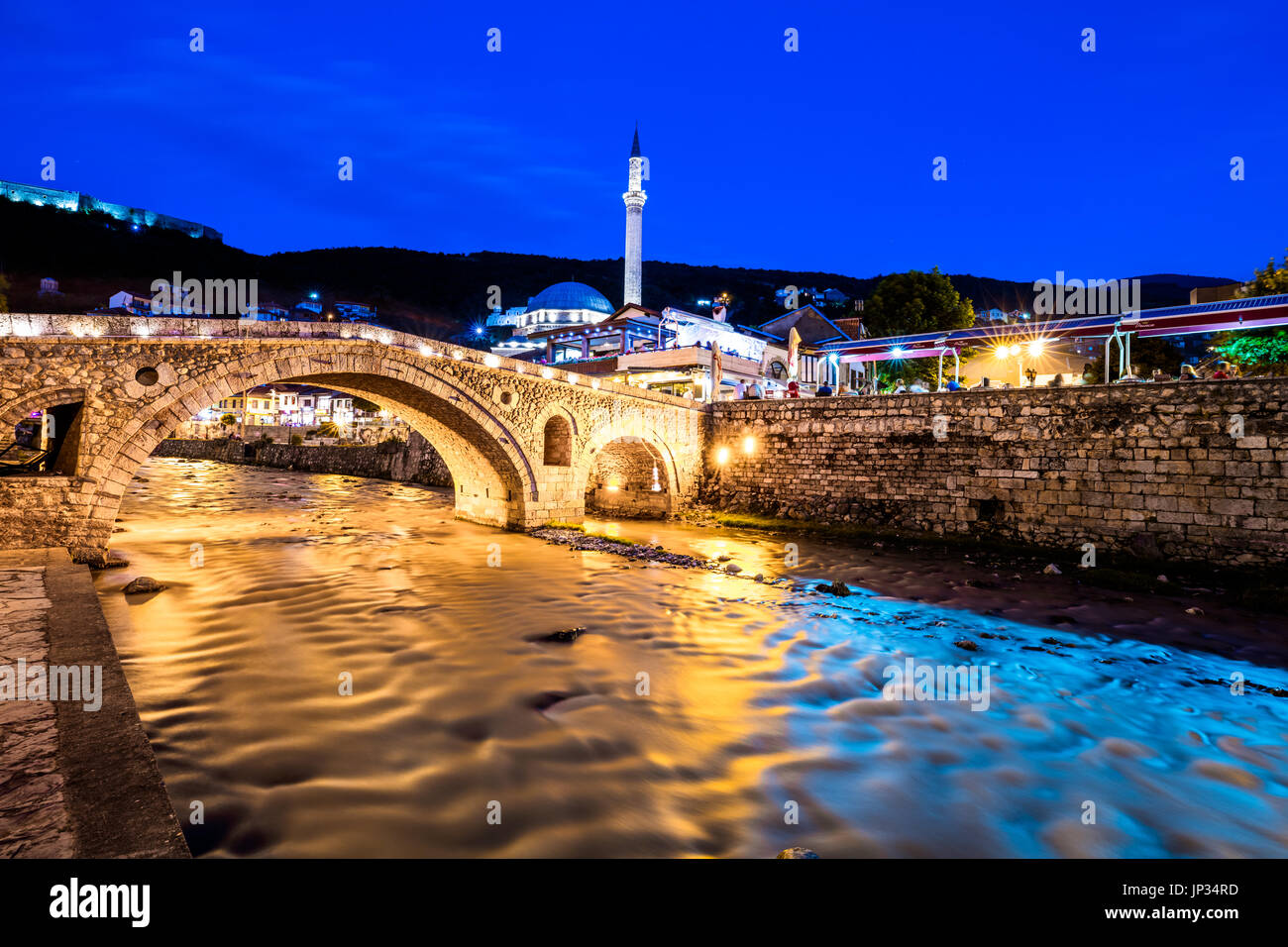 L'Europa, Kosovo, Prizren, città storica sulle banche di Prizren Bistrica fiume, un antico ponte in pietra, Ura e gurit, Стари камени мост, Stari kameni la maggior parte Foto Stock