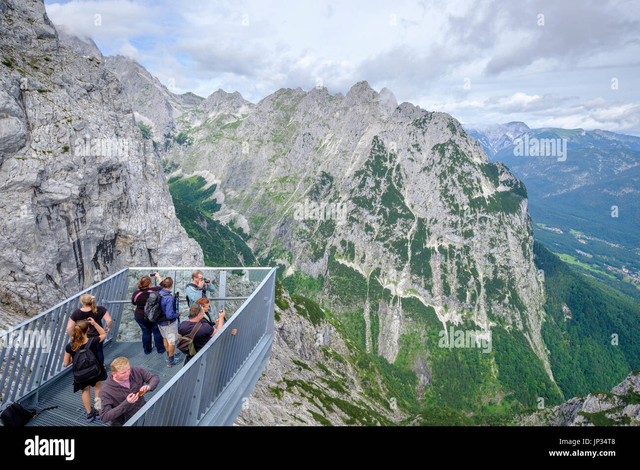 AlpspiX e vista da Alpspitze oltre a Garmisch Partenkirchen, Garmisch-Partenkirchen, Alta Baviera, Baviera, Germania Foto Stock
