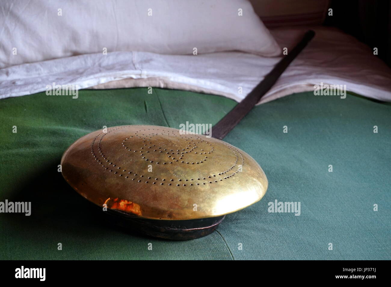 Tradizionale ottone antico bedpan adagiato su un letto con uno stile antico coperchio Foto Stock