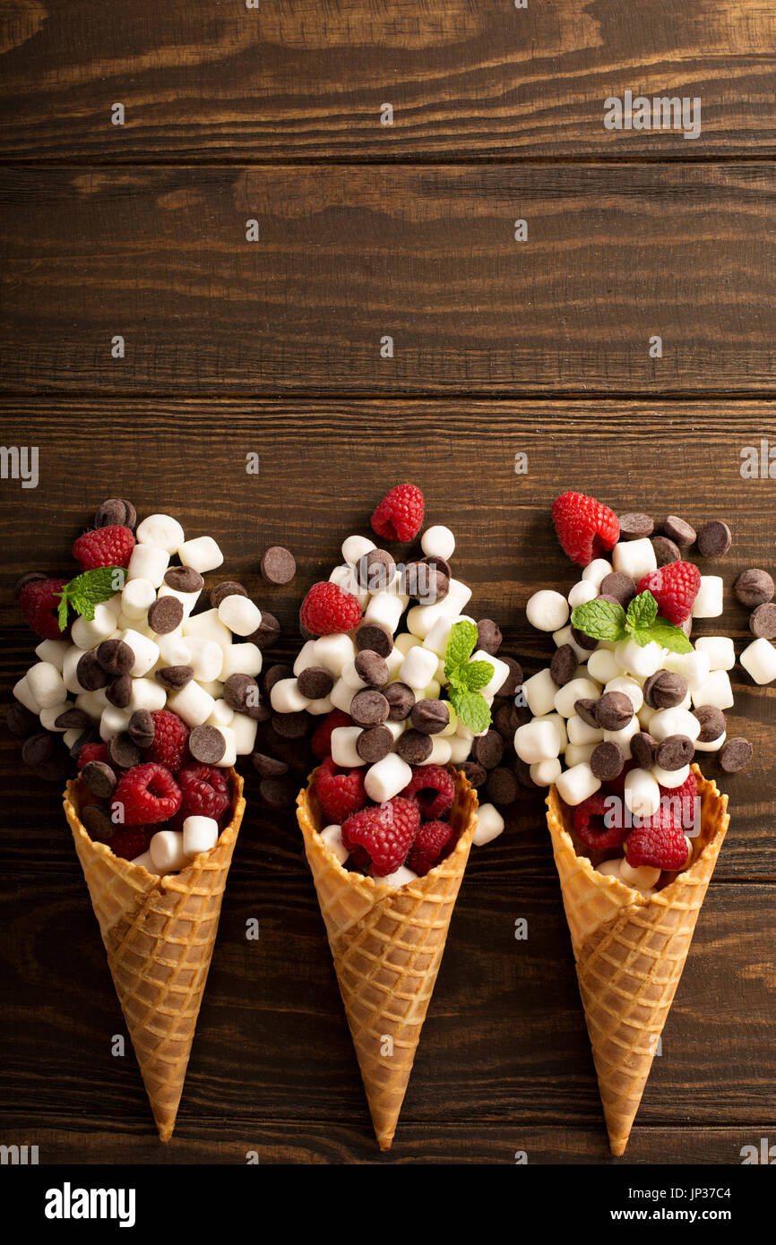 Per Ingrediens smore il dolce in un cono di cialda Foto Stock