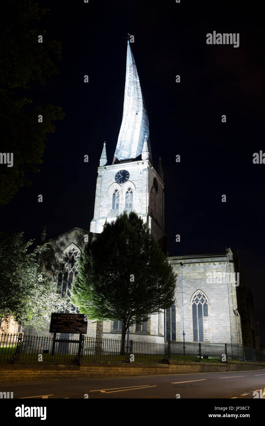 Santa Maria e Chiesa di tutti i santi a Chesterfield illuminata di notte Foto Stock