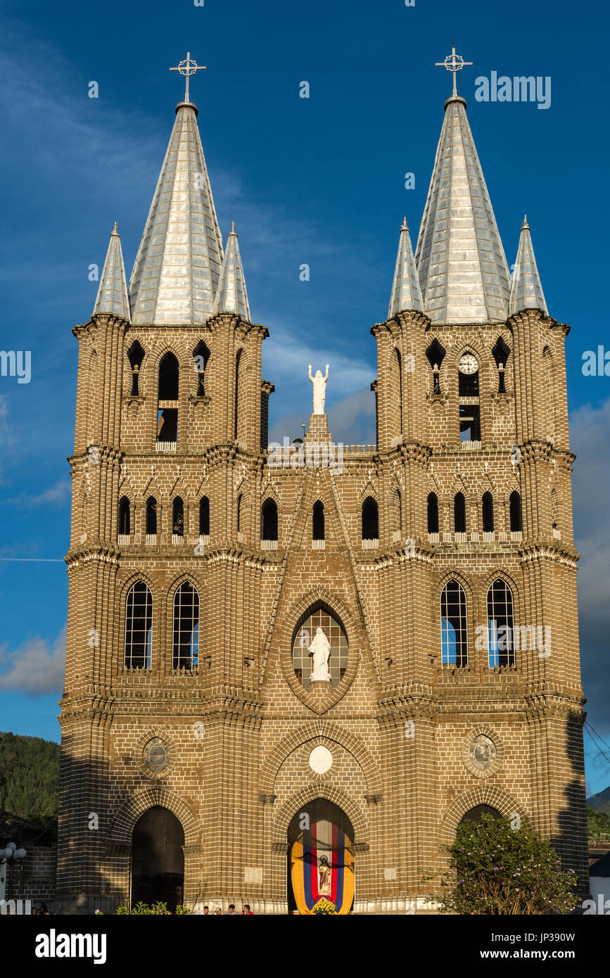 Chiesa nel centro storico di una piccola città Jardin nelle montagne delle Ande. La Colombia, Sud America Foto Stock