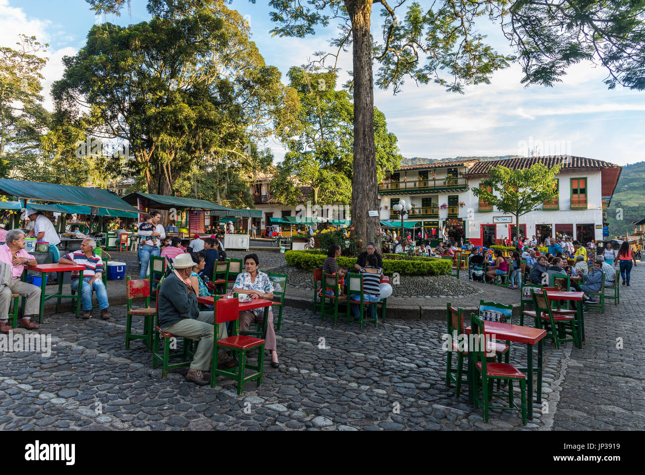 La gente del posto e i visitatori godere la giornata nel centro storico della città Jardin, Colombia, America del Sud. Foto Stock