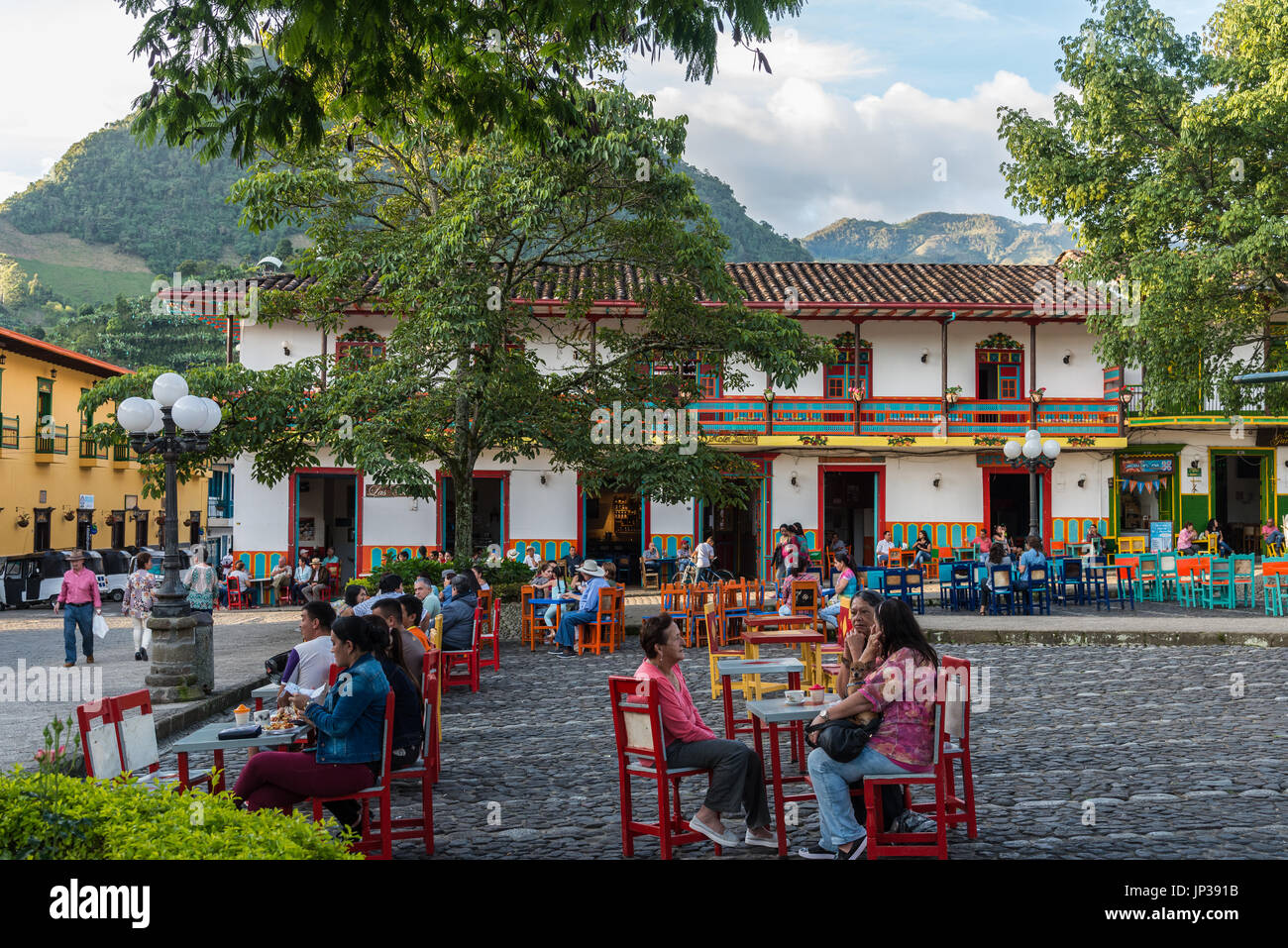 La gente del posto e i visitatori godere la giornata nel centro storico della città Jardin, Colombia, America del Sud. Foto Stock