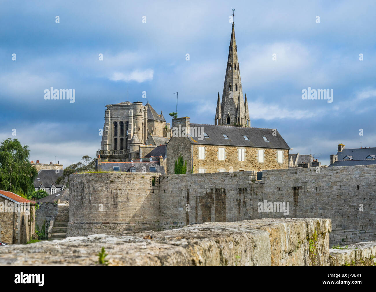 Francia, Bretagna Cotes-d'Armor dipartimento, Guingamp, Chateau de Pierre II era parte della città rampards, sullo sfondo la Basilica Notre Dame de Foto Stock