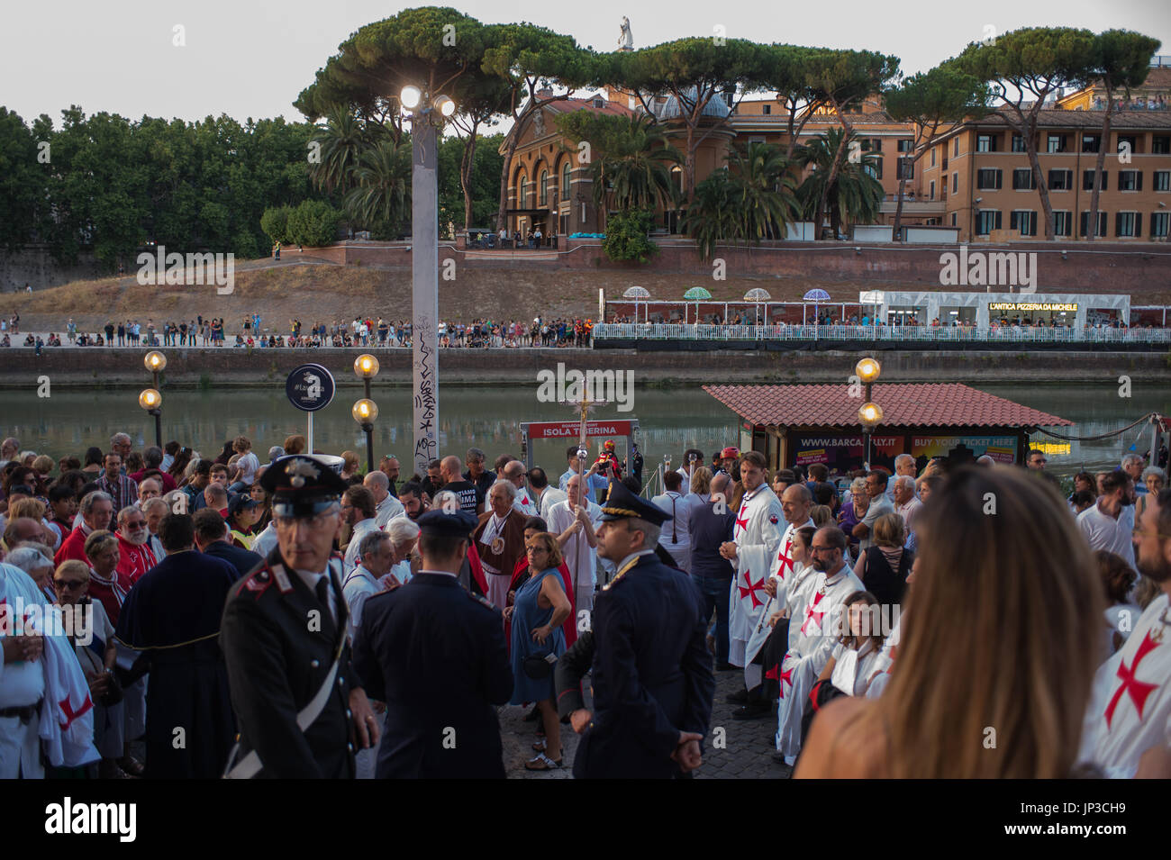 Roma, Italia. Il 30 luglio, 2017. Esso ha avuto luogo ogni anno durante il "Festival de Noantri' il 30/07/2017 il rito della Madonna Fiumarola che dopo un breve giro in barca tra le acque del Tevere è portato in processione per le strade del quartiere romano con la presenza delle autorità civili e religiose e di una grande partecipazione popolare Credito: Leo Claudio De Petris/Pacific Press/Alamy Live News Foto Stock