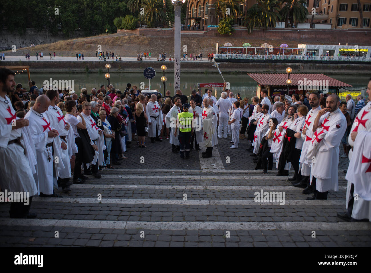 Roma, Italia. Il 30 luglio, 2017. Esso ha avuto luogo ogni anno durante il "Festival de Noantri' il 30/07/2017 il rito della Madonna Fiumarola che dopo un breve giro in barca tra le acque del Tevere è portato in processione per le strade del quartiere romano con la presenza delle autorità civili e religiose e di una grande partecipazione popolare Credito: Leo Claudio De Petris/Pacific Press/Alamy Live News Foto Stock