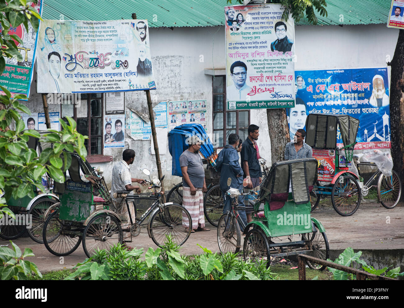 Rickshaws attesa dei passeggeri, Barisal, Bangladesh Foto Stock