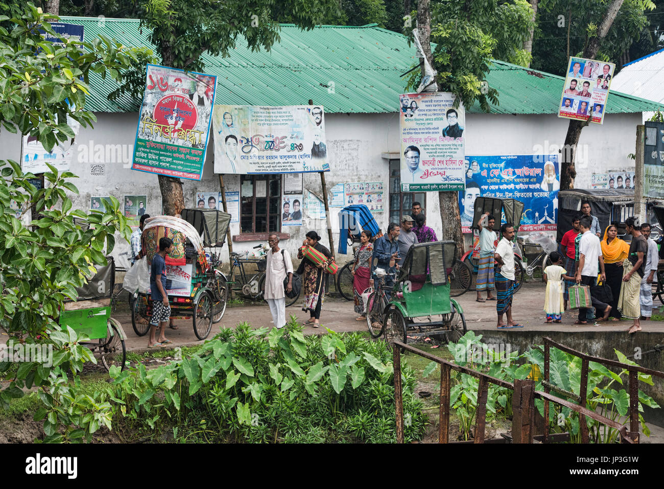 Rickshaws attesa dei passeggeri, Barisal, Bangladesh Foto Stock