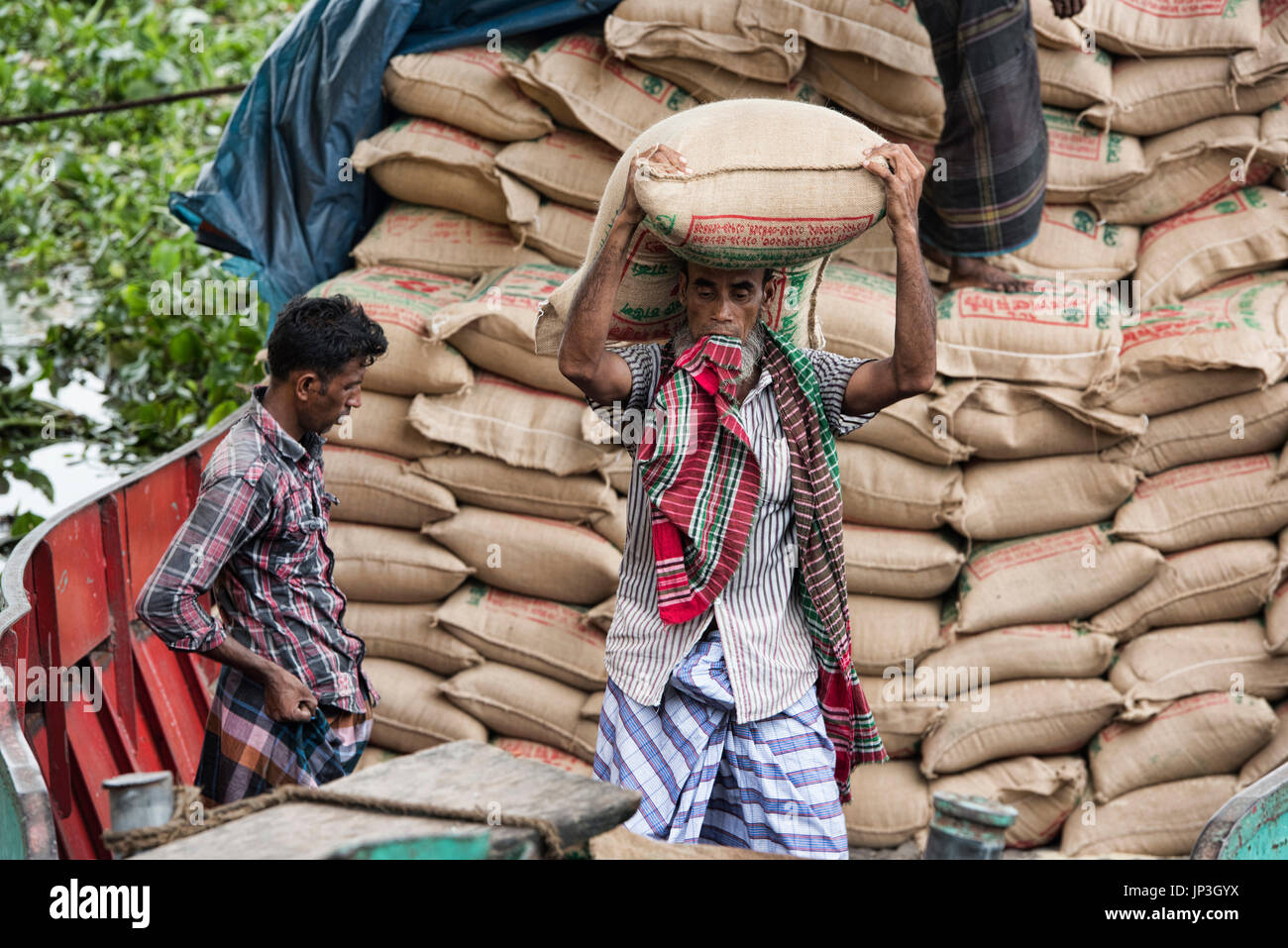 Il lavoro manuale a Saderghat sul fiume Buriganga, Dacca in Bangladesh Foto Stock